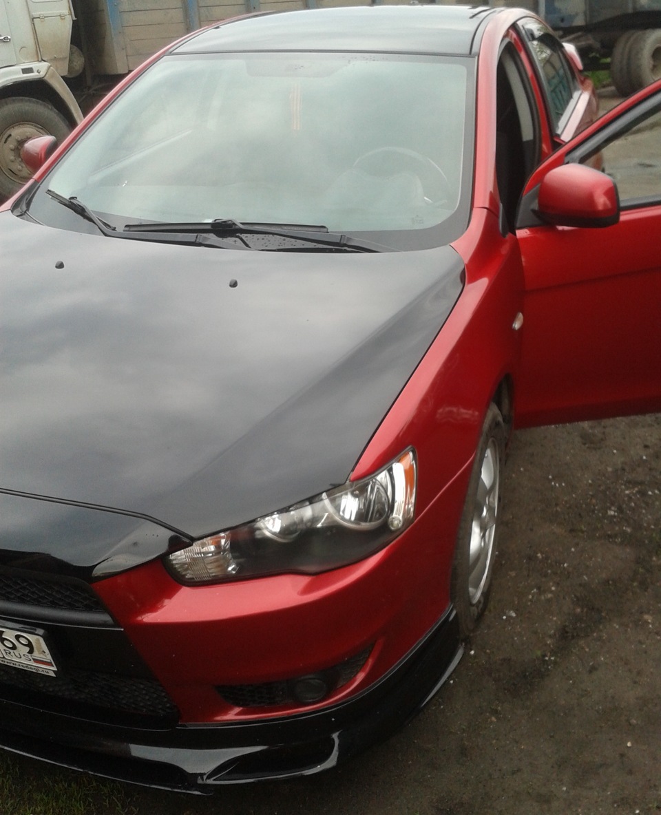 Оклейка винилом (чёрный глянец)капота и крыши, работа не закончена ...