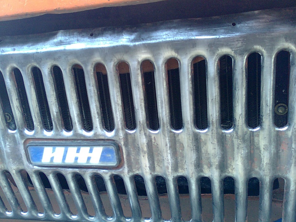 Зачистил решётку радиатора до металла. — ИЖ Москвич 412, 1,5 л, 1983 ...