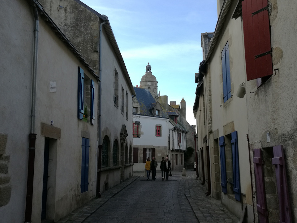 Предзакатная улочка в Лё Круазик. — Audi A4 (B9)