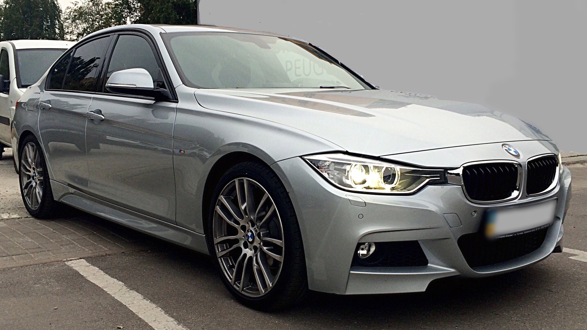 Серебристая 3. BMW 3 f30 серая. БМВ 3 f30 серебристый. BMW f30 Metallic. BMW f30 серебристая.