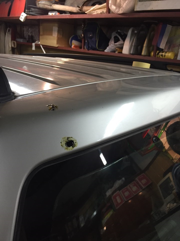 Шарнирные крепления спойлера на крышку багажника. Крепление спойлера газ 3302. Болты на спойлер ваз 2114. Кронштейн спойлера. Крепление спойлера крокодилами.