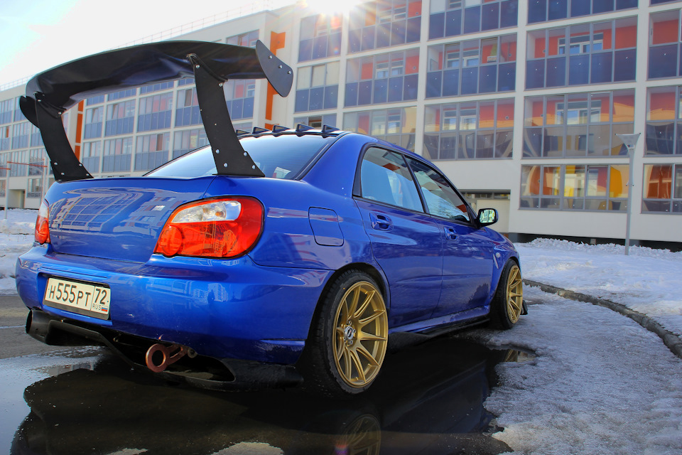 Бирюзовая Subaru Impreza WRX