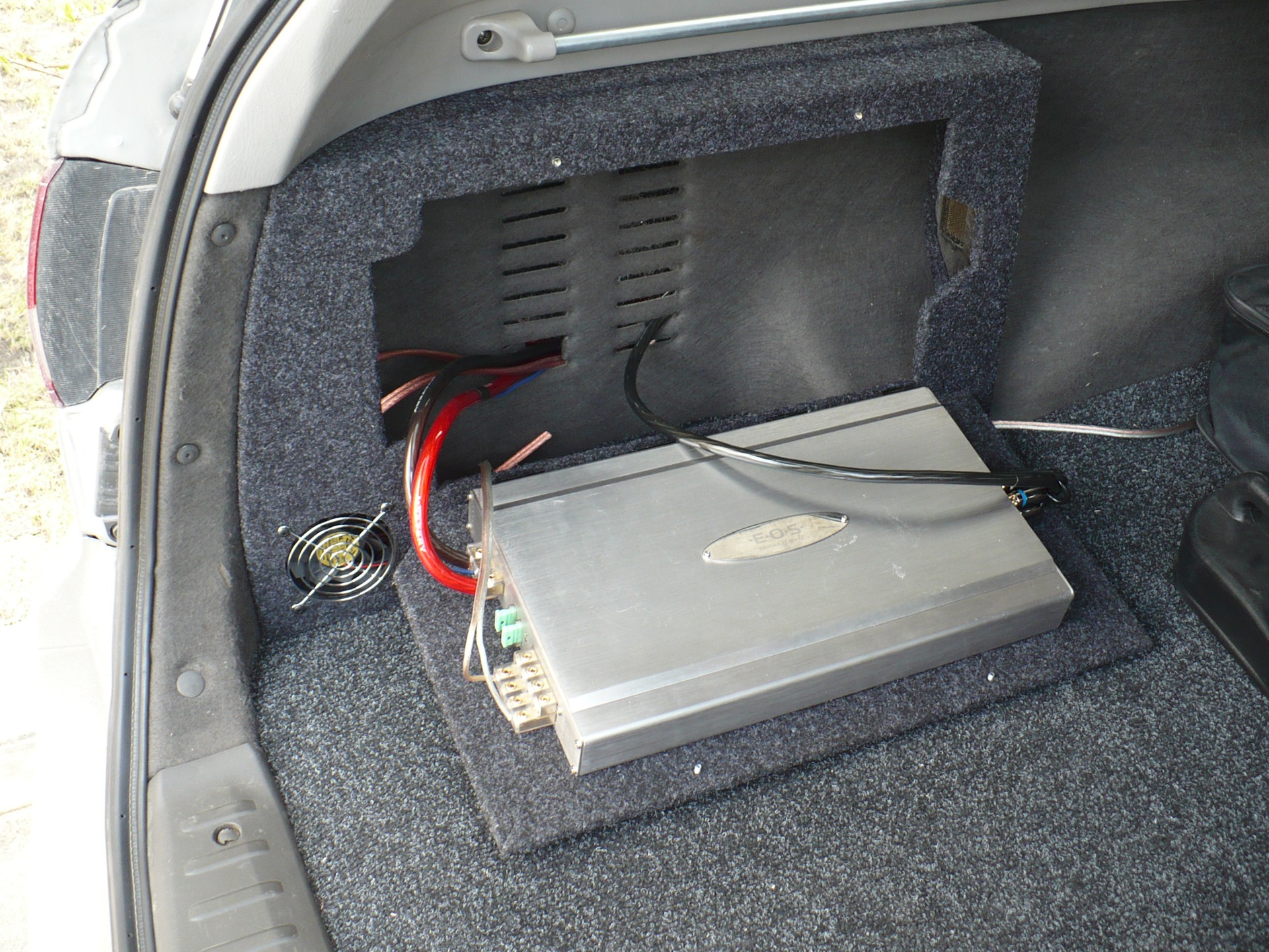 Установить усилитель звука. Штатный усилитель в багажнике Туксон 2007. Усилитель в Nissan Tiida. Штатный сабвуфер е46 седан. Nissan Almera Classic звуковой усилитель.