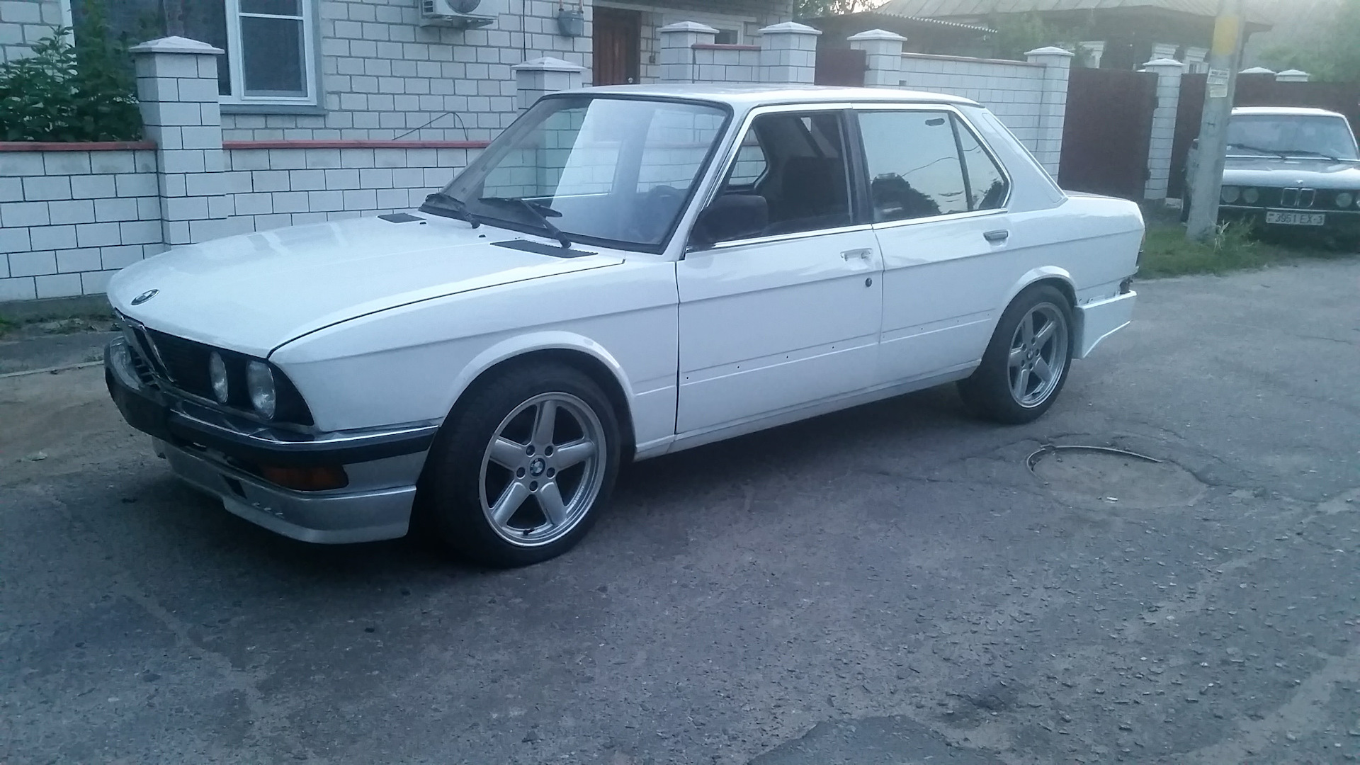 BMW 5 series (E28) 2.8 бензиновый 1986 | Машина Бэтмена на DRIVE2