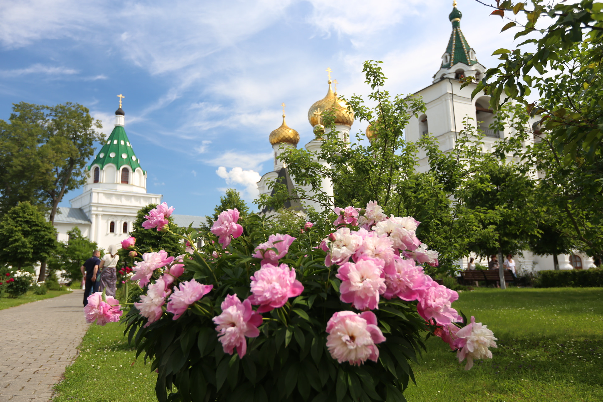 Монастырь в цветах