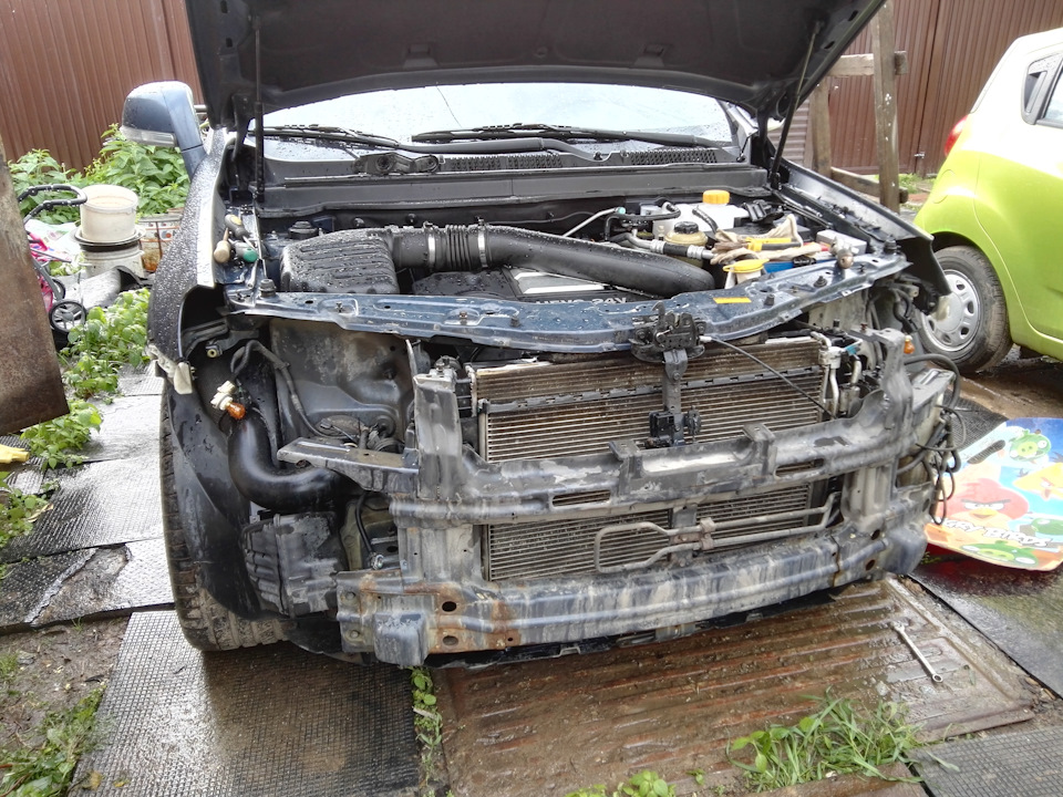 снимается просто — снять фары, открутить на арках по 2 болта на 8 + по два снизу + 1 центральный на 13 (защита двигателя) + под фарами пару саморезов + за решеткой двигателя 4 пластиковых пистона + отсоединить омыватель фар и противотуманки) — Chevrolet Captiva (1G)