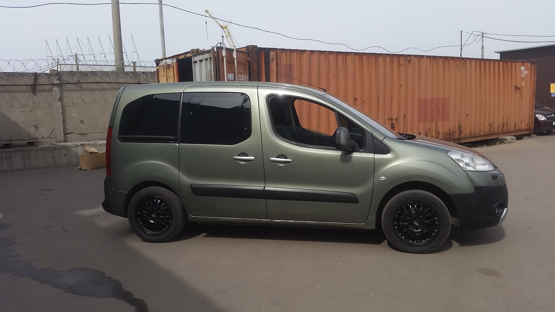 Peugeot partner r16. 205 75 15 на пежо партнер. Шины пежо партнер 2. Peugeot partner литые диски. Колеса р16 пежо партнер.