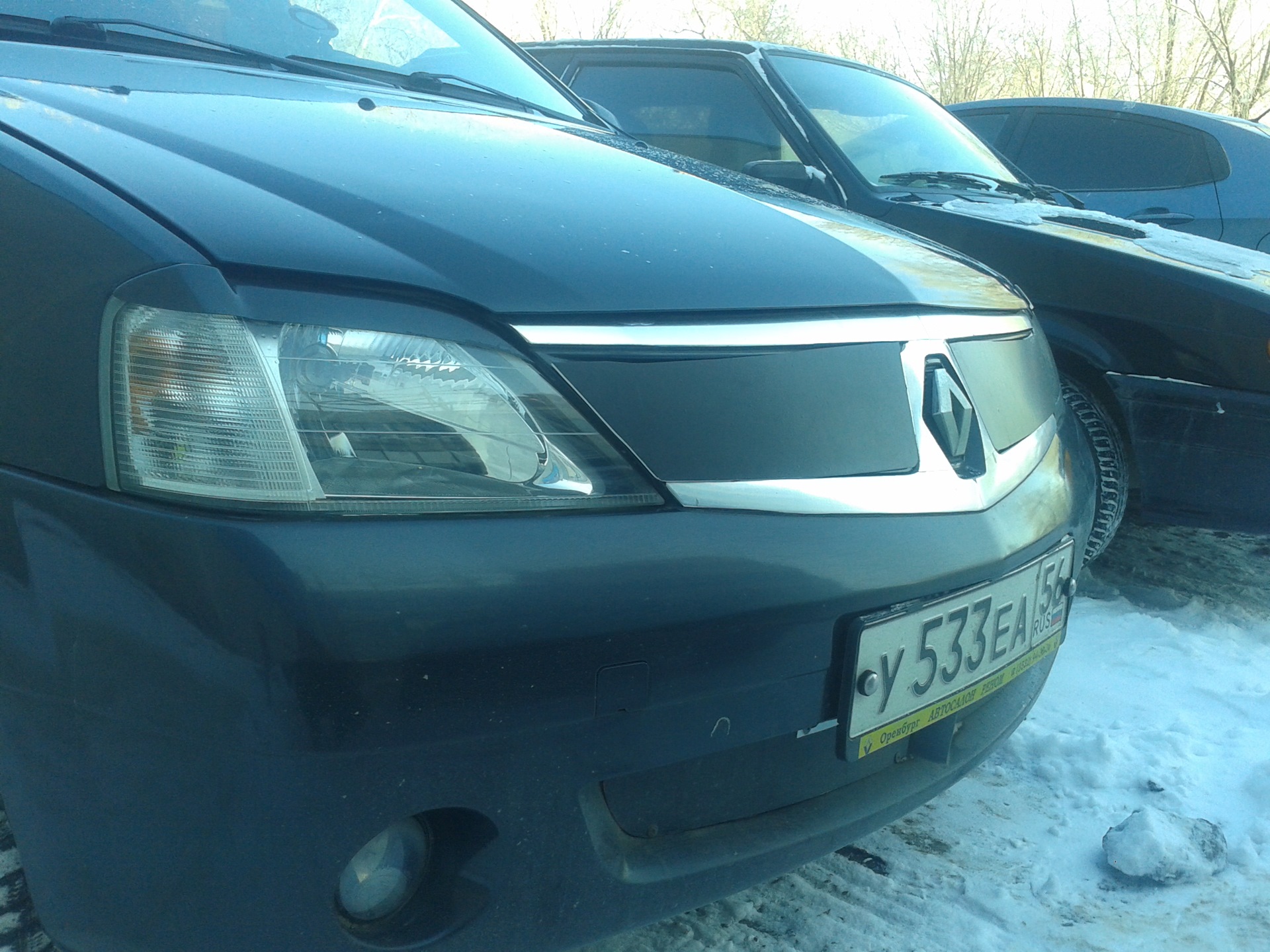 Как закрыть радиатор рено логан 1. Зимняя заглушка радиатора Renault Logan 1. Зимняя заглушка Рено Логан 1. Утеплитель радиатора на Рено Логан 2008 года. Утеплитель решетки радиатора Рено Логан 1.