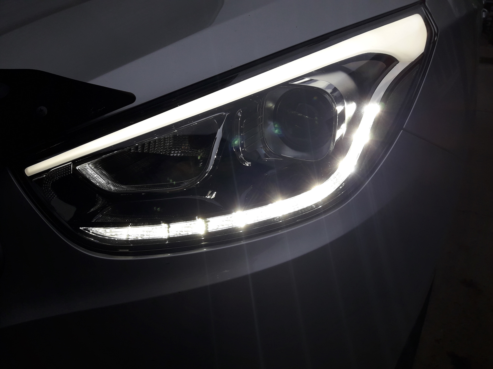 Фары хендай. Led фары Хендай ix35. Фара Хендай ix35 ксенон. Ix35 Hyundai фары Рестайлинг. Ксенон на Хендай ix35.