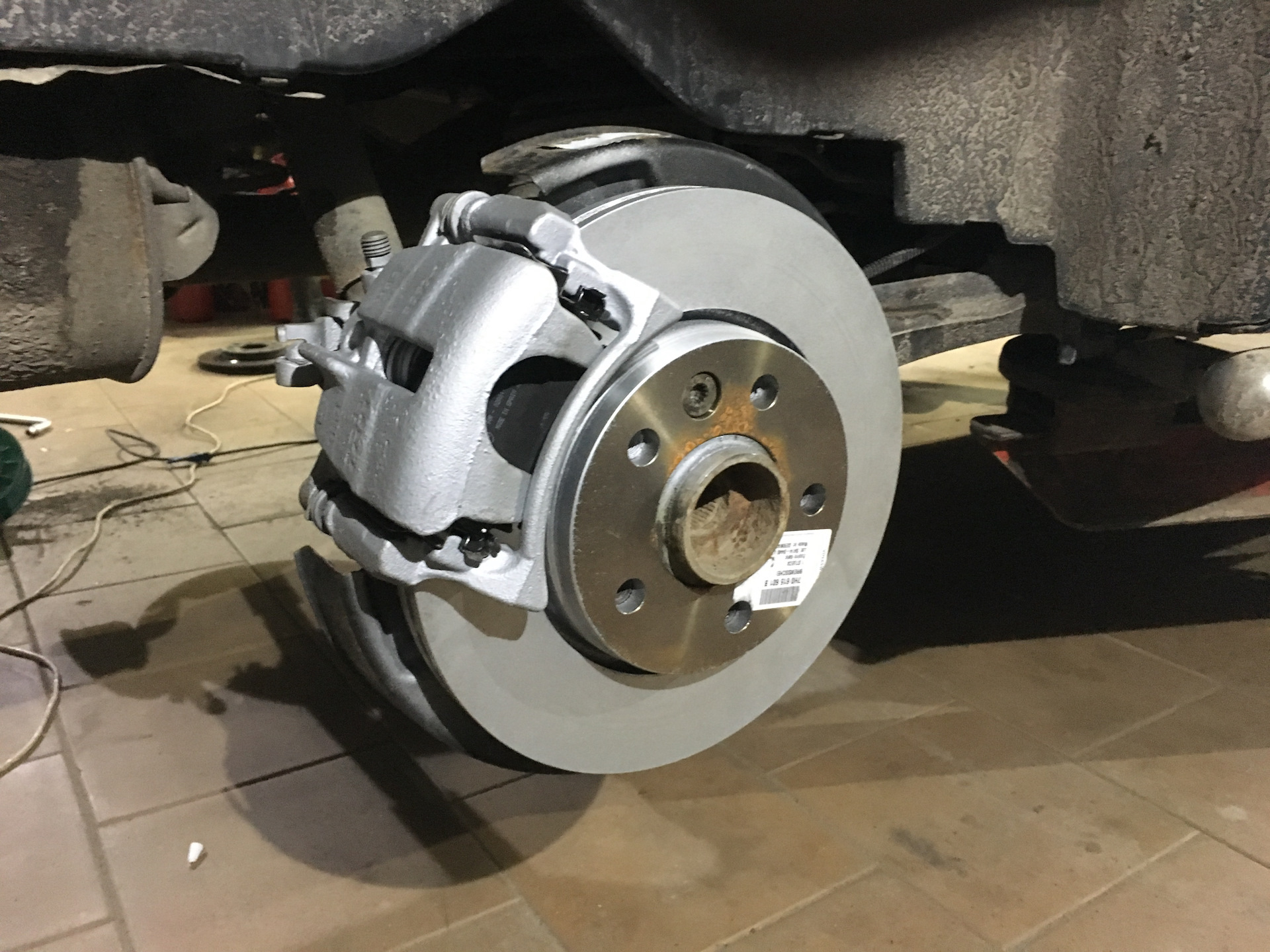 Тормозной диск т5 2004. Тормозные диски volkswagen т5. Тормозные диски фольксваген т5 2008 года. Диски тормозные задние т5. Тормозные диски для мерседес бенц 2033130nibk.