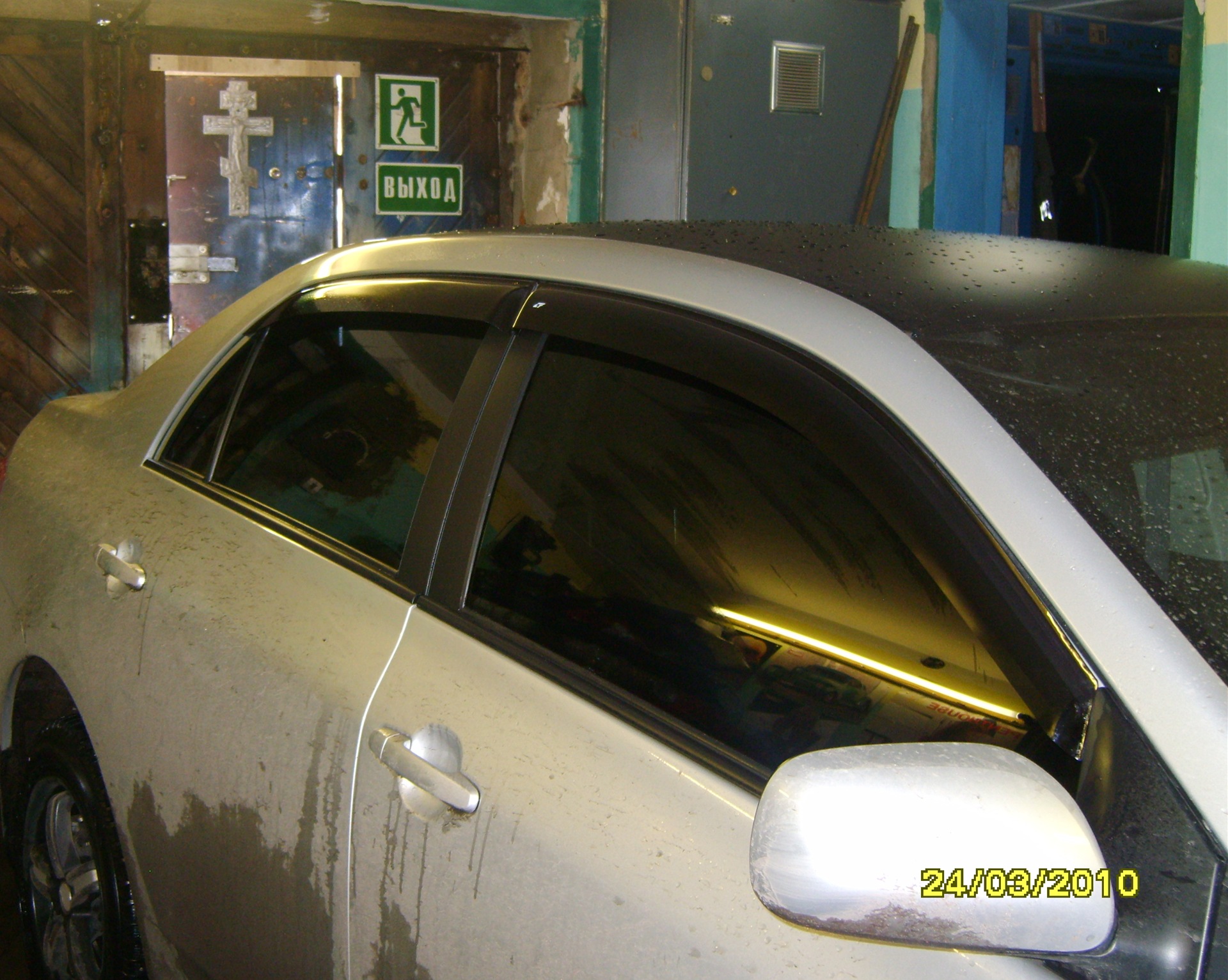 The racks were added to the black roof - Toyota Corolla 14 liter 2008