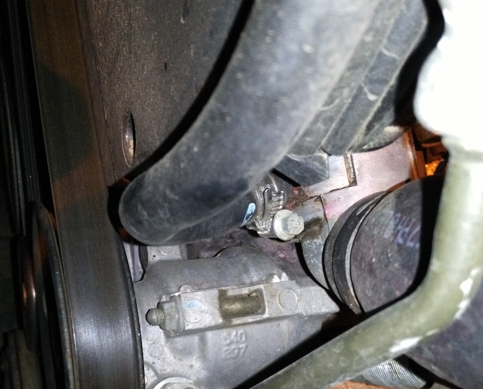 подтеки антифриза у шланга, соединяющего блок термостата и дроссельной заслонки — Chevrolet Lacetti 5D