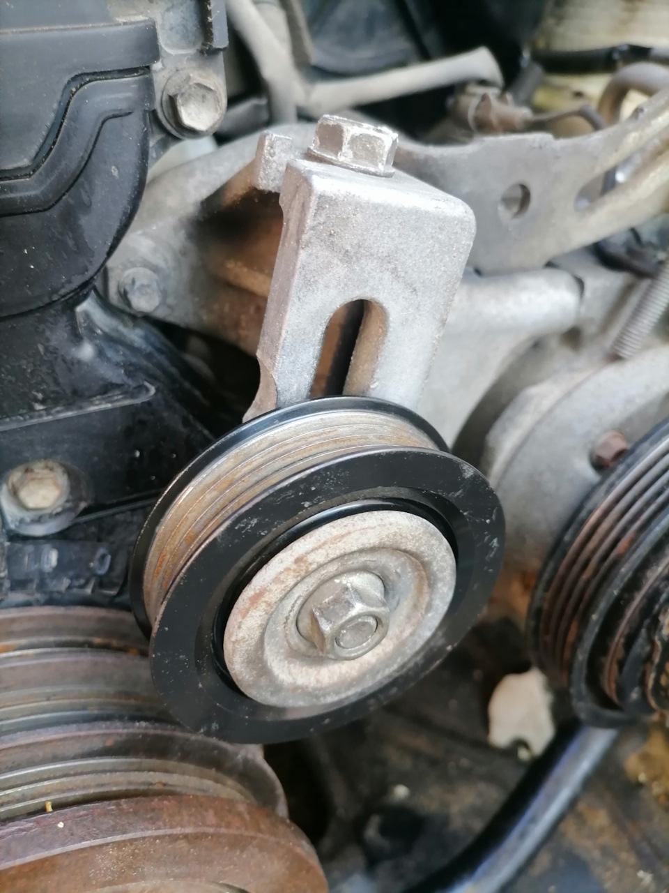 Натяжной ролик обводного ремня — Toyota Mark II Blit, 2 л, 2005 года ...