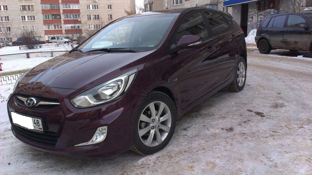 Авито краснодарский край хендай с пробегом. Hyundai Solaris Hatchback 2012. Хендай Солярис 2012 хэтчбек 1.6. Хендай Солярис баклажановый. Хендай Солярис 2011 баклажан.