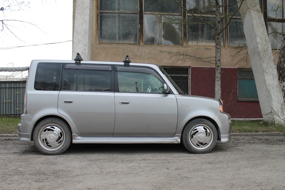 Toyota BB сбоку