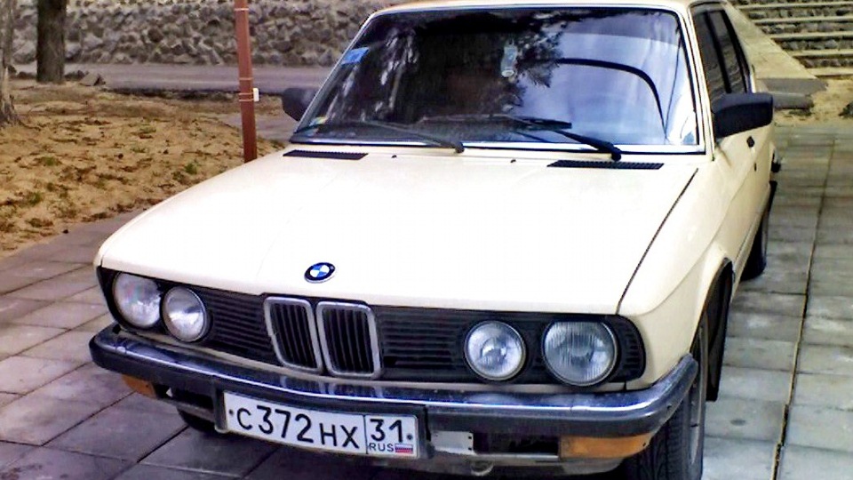 BMW акула 525 красная