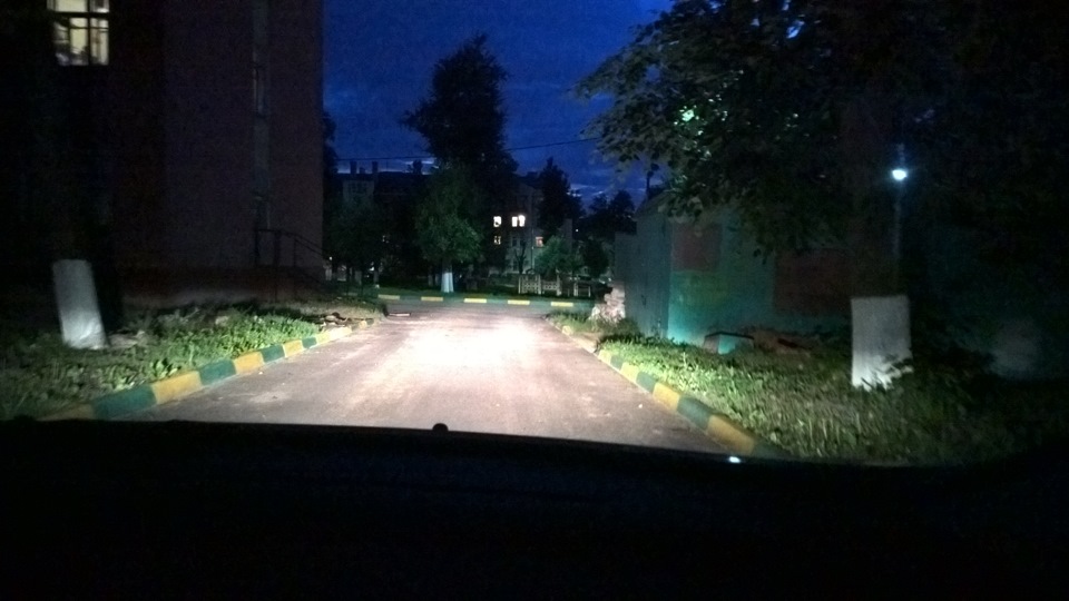 Их свет(единственное разница не очень понятна так как фотографировали в разное время суток) — Peugeot 308 (1G)