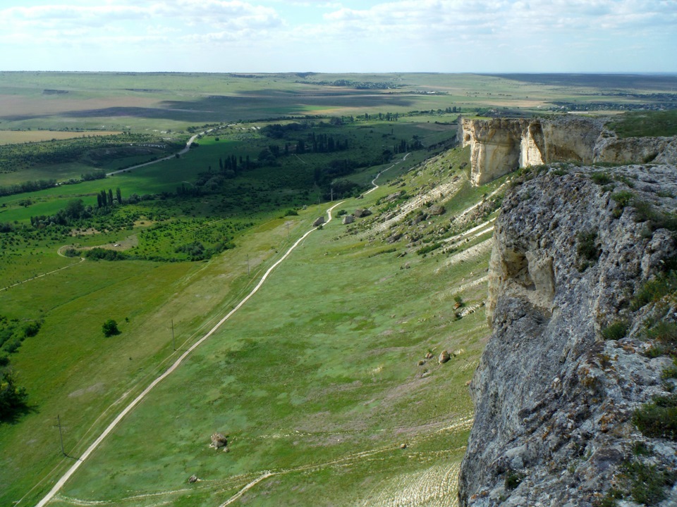 Белогорском районе крыма. Село белая скала Крым. Крым Белогорский район Вишенное достопримечательности. Долиновка Белогорский район.