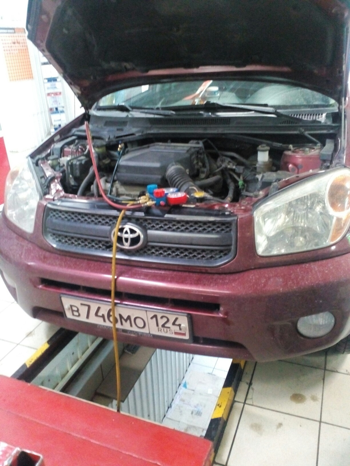 Toyota rav4 заправка кондиционера