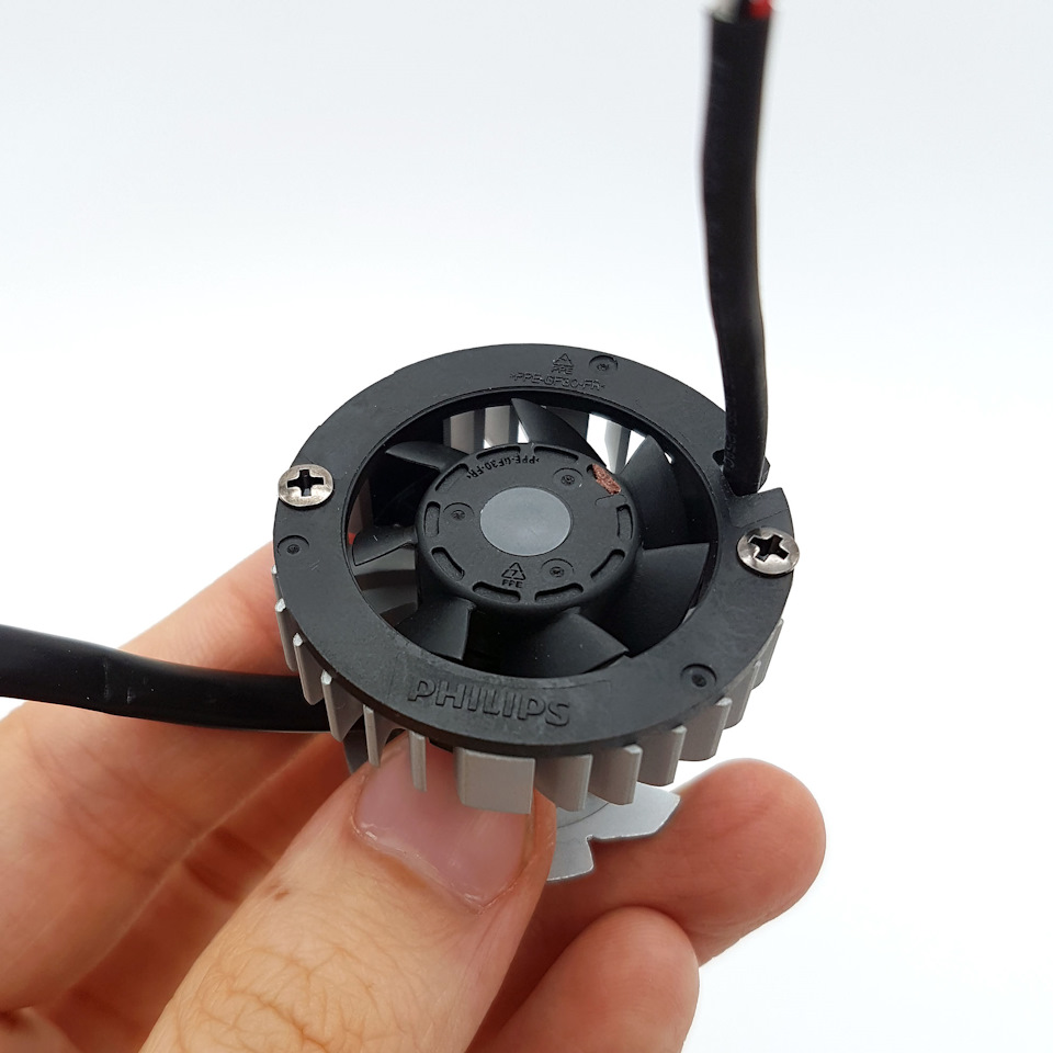 Рис. 15 — Лампа, вид снизу. Надпись Philips присутствует и там — Volvo S60 (1G)