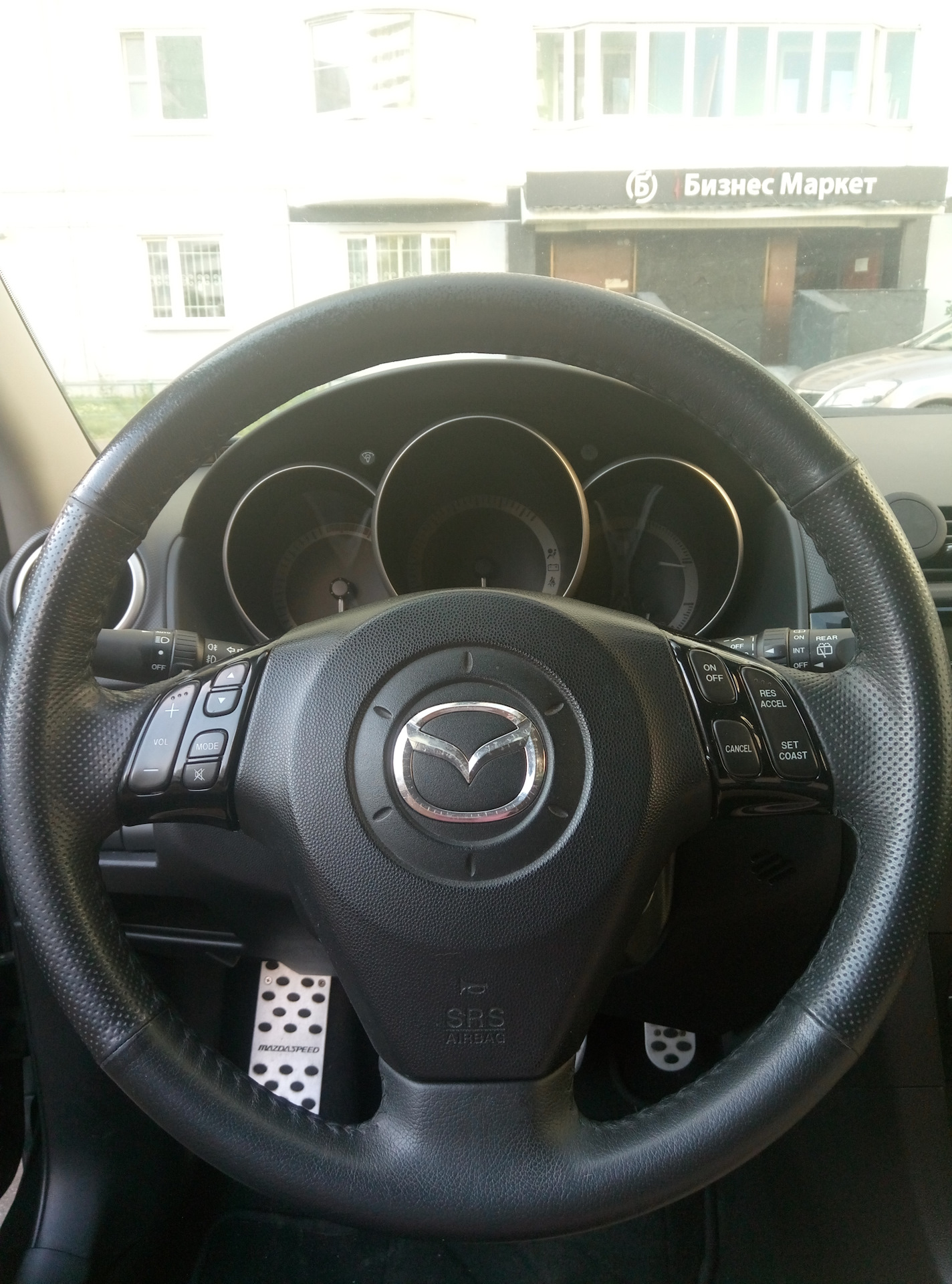 3х спицевый руль лексус. Руль mazda 3 bk. За рулем мазда 3. Руль mazda familia bj. Мазда милления руль.