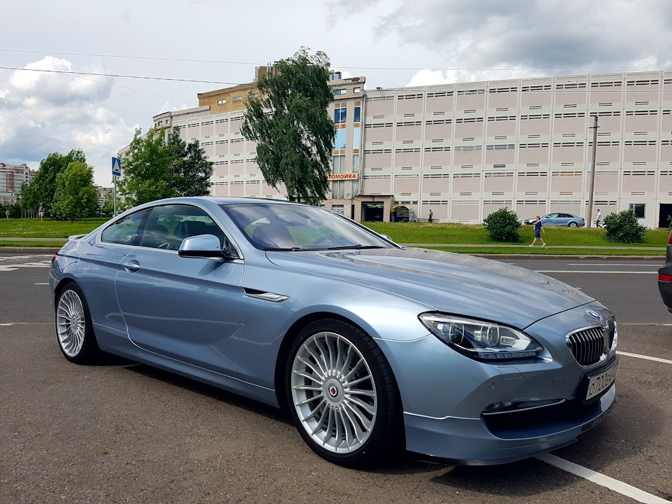 Alpina табличка с номером. Бмв альпина значок на машине. Альпина надпись. Alpina xb7 wheels. Alpina машина марка.