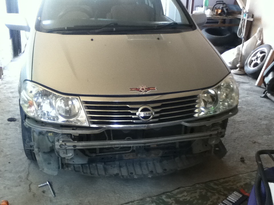 Клеим бампер — Nissan Liberty, 2 л, 2003 года | кузовной ремонт | DRIVE2