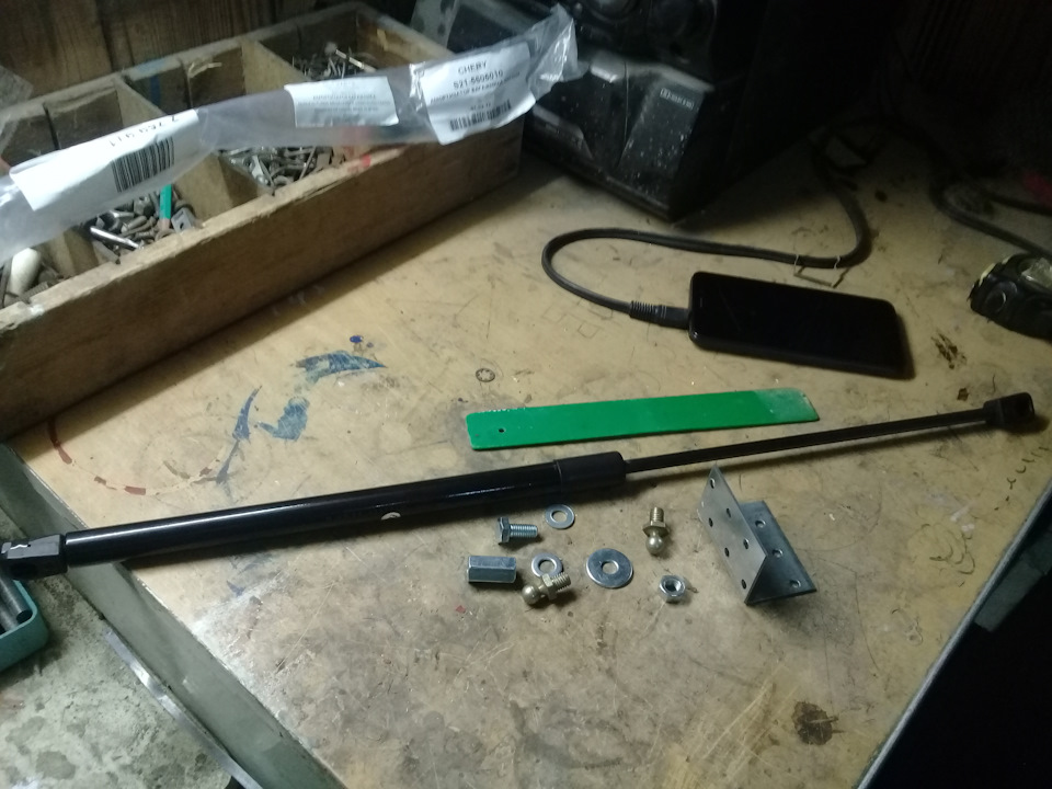 Упор капота. — Lada Гранта, 1,6 л, 2013 года | стайлинг | DRIVE2