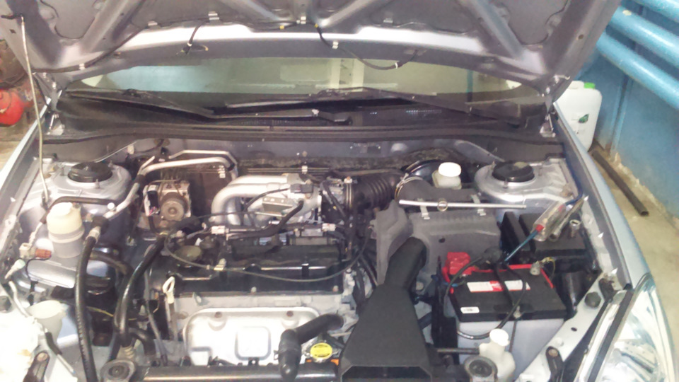 Ну и самое интересное откручиваем гайки с опорников — Mitsubishi Lancer IX