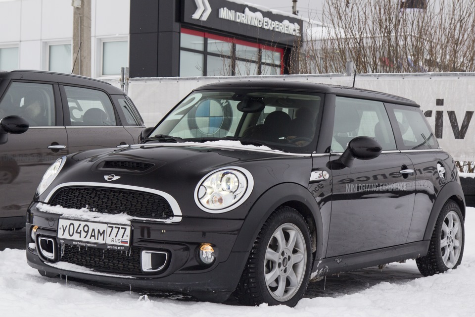 Mini drive. Шкода похожая на мини Купер. Клик и драйв мини Купер. Запотевший привод Mini Cooper. Mini Cooper с двое.