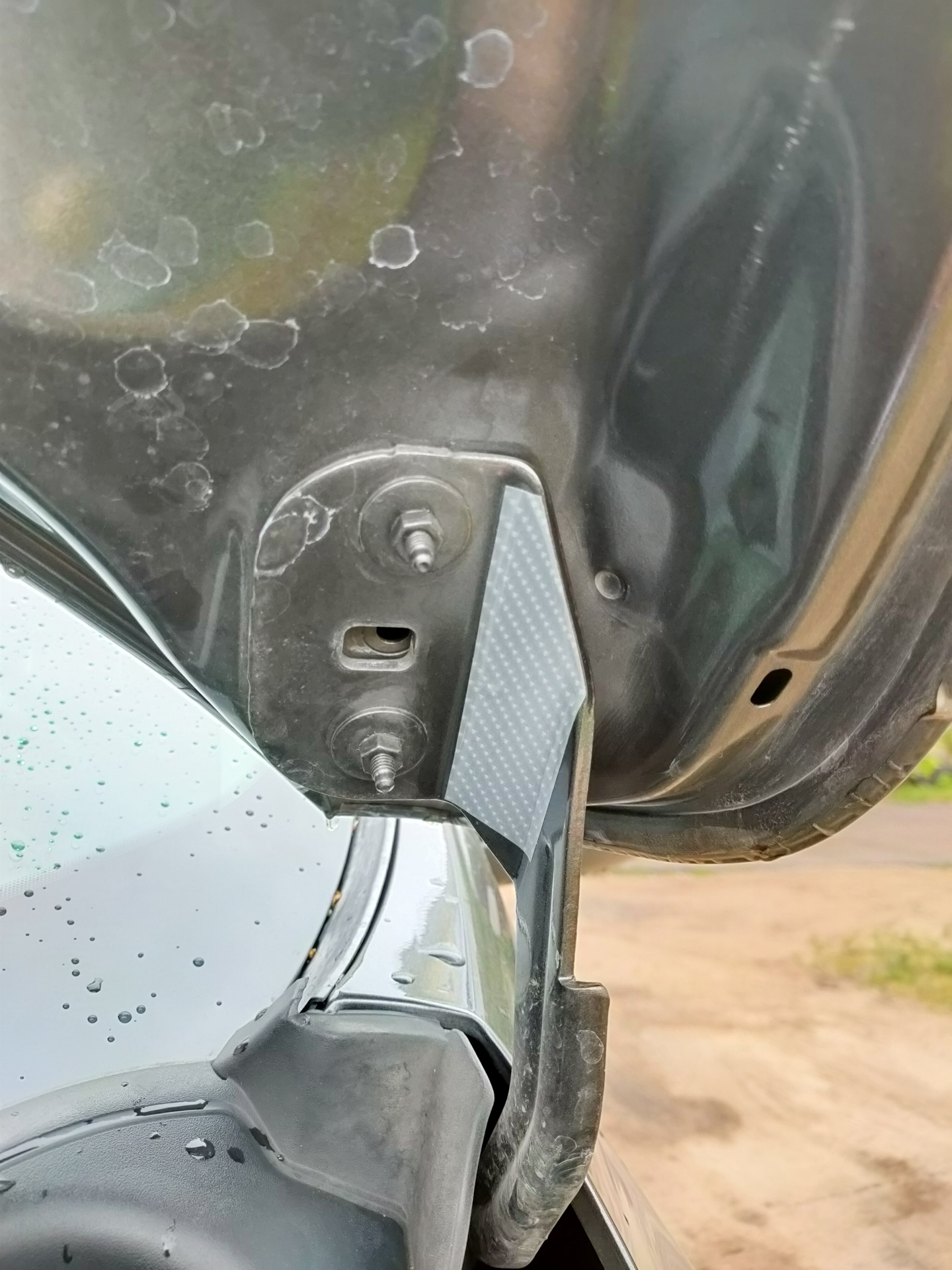 Защита капота от убийственных уплотнителей. — Ford Kuga (2G), 1,5 л ...