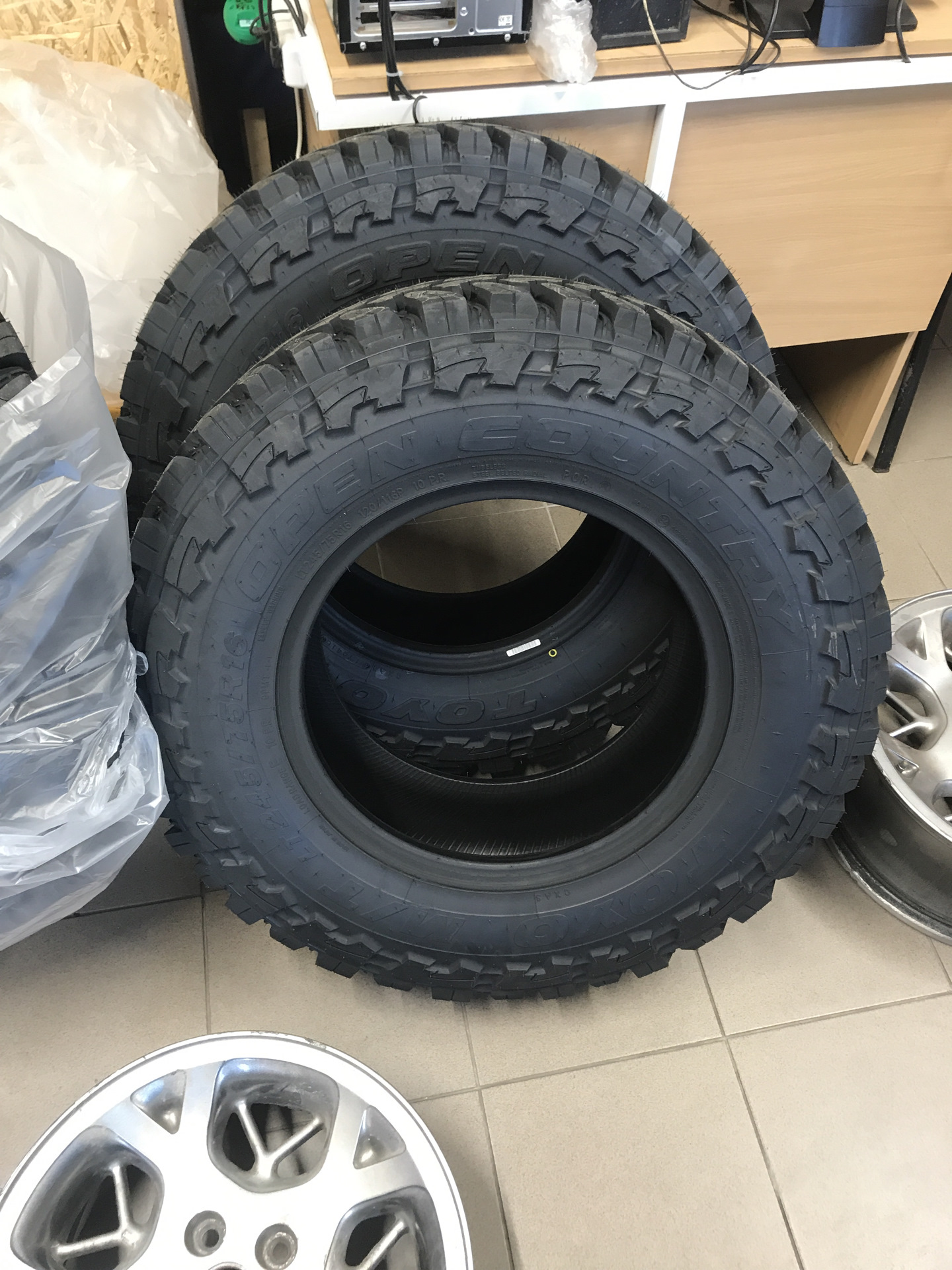 Резина TOYO OPEN COUNTRY 245-75R16 — Jeep Cherokee (KJ), 2,5 л, 2003 ...