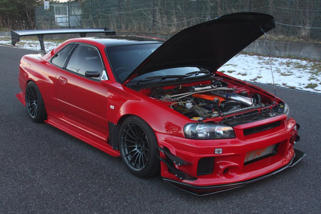 Nissan Skyline r34 Red