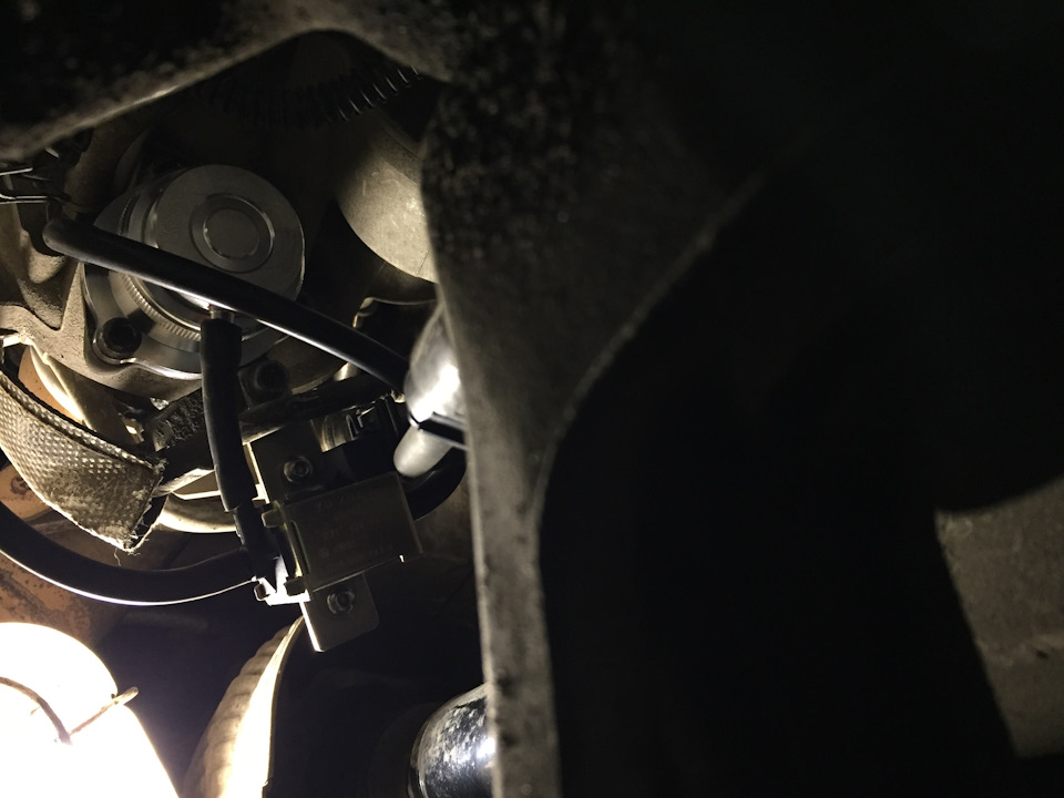 Все собрано. Все вакуумные шланги садятся очень плотно. В дополнительной фиксации не нуждаются. Фишка от N249 вставляется в проводку, ведущую к соленоиду. Все в комплекте. Вид из под правого переднего колеса — Skoda Octavia A5 Mk2