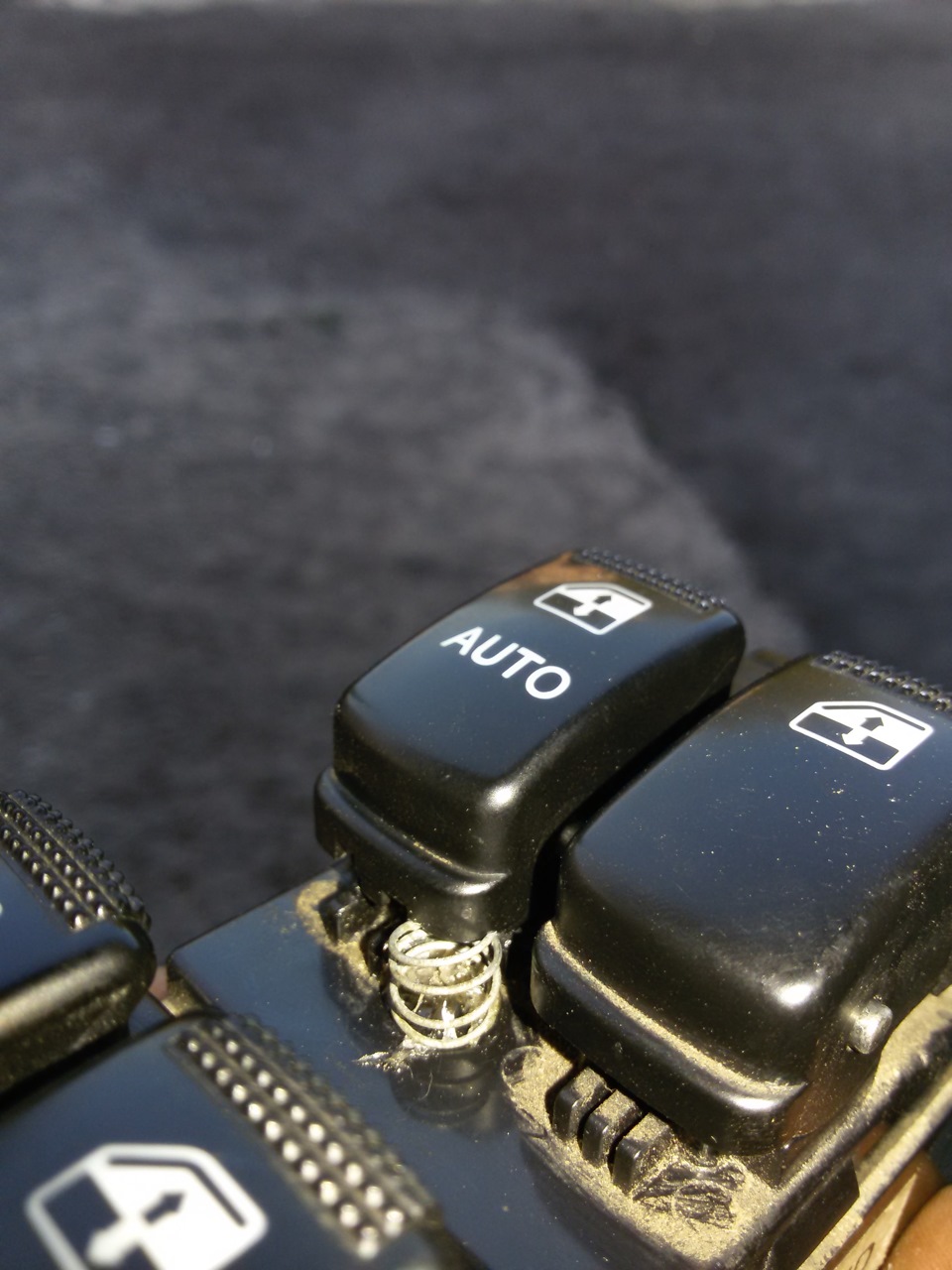 Вот и у меня сломалась кнопка стеклоподъемника и временный ее ремонт ...