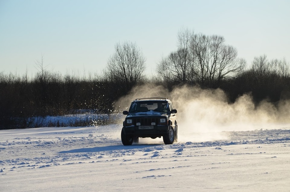 Russian ice. Jeep дрифт. Дрифт на Jeep Grand Cherokee. Машины джип дрифт зимой. Джипы для дрифта настоящую.