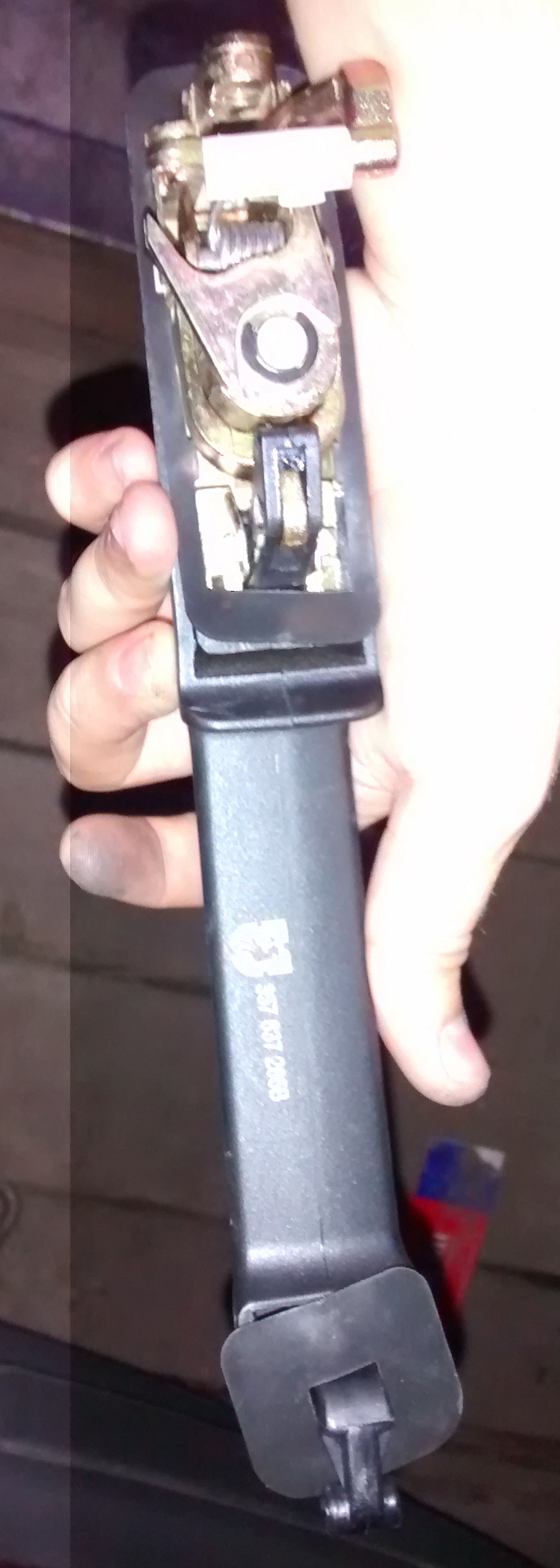 Ручка передняя левая passat b3. Ручка водительской двери пассат б3. Дверная ручка пассат б4. Ручка двери наружная пассат б3 передняя левая. Ручка левая фольксваген пассат в4.