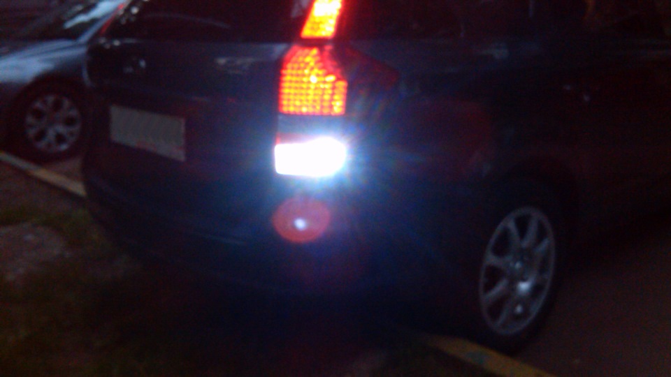 Движение задним ходом на механике. Дтп задним ходом. Дать задний ход. Парковка на площадке. Санг енг рекстон схема переключения передач механика.