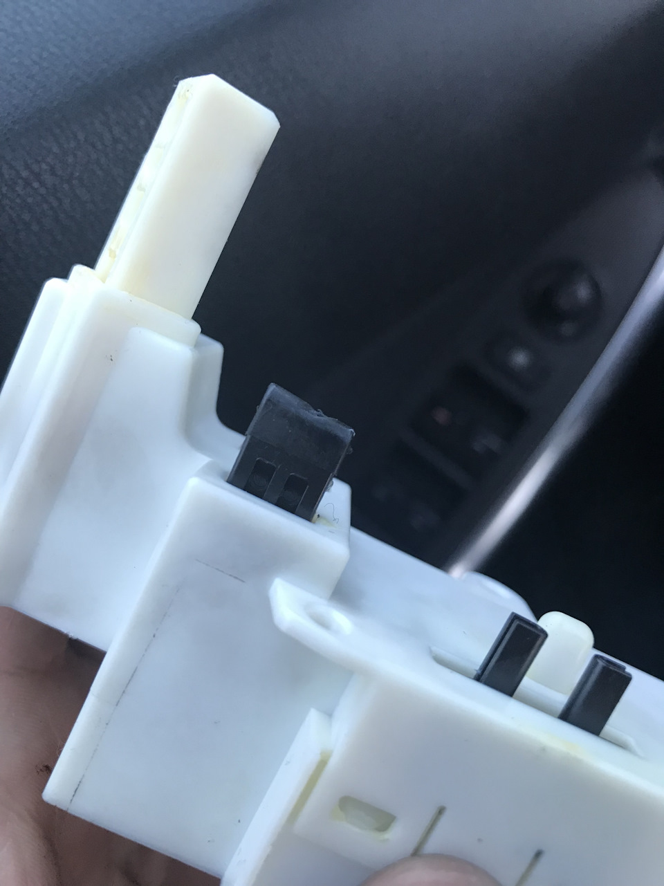 Мазда 3 2008 год иногда отключается магнитола. Мазда 3 2008 лампы в магнитоле. Выключается магнитола s max. Концевик акпп мазда 6 gj. Выключается магнитола мазда.