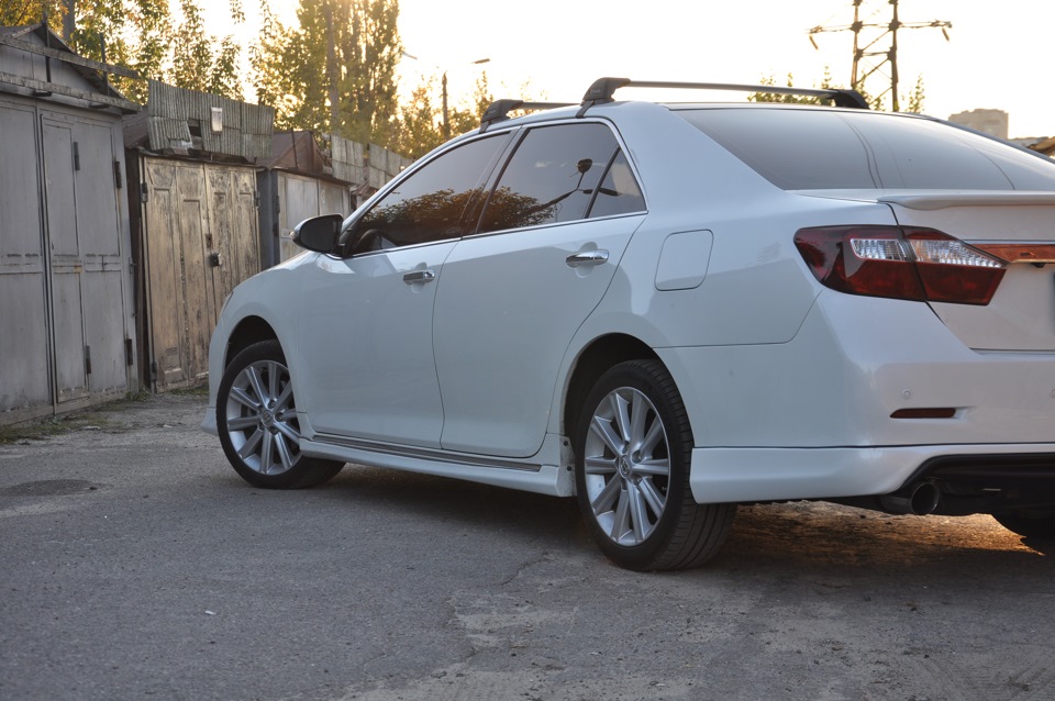 Камри накладка. Тойота Камри спорт эдишн 50. Camry v50 пороги. Порог Камри 50. Camry 50 2012.