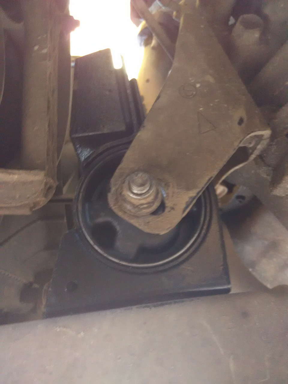 Сколько уж походит — ее менять не сложно, не как заднюю — Toyota Avensis I