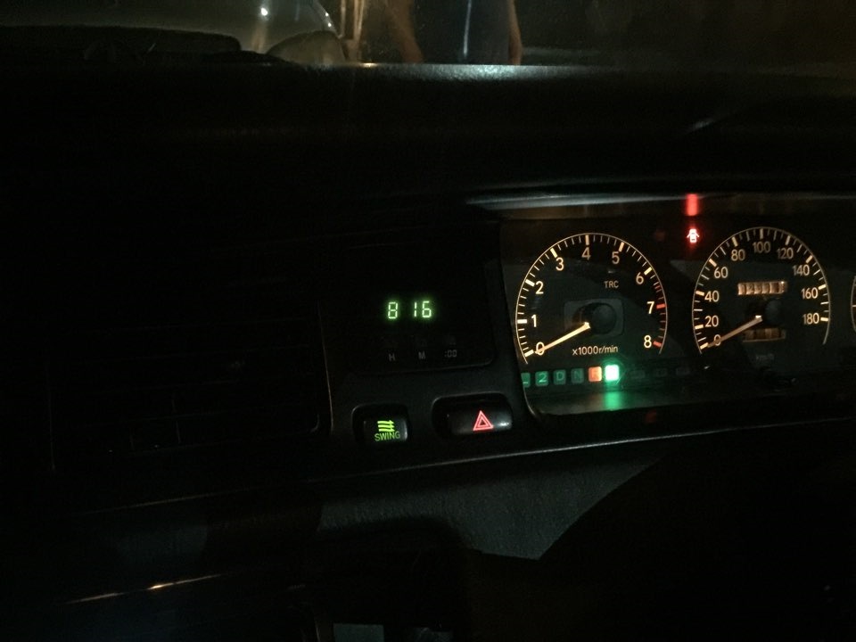 Замена лампочки в кнопке аварийки — Toyota Crown (S140), 2,5 л, 1995 ...