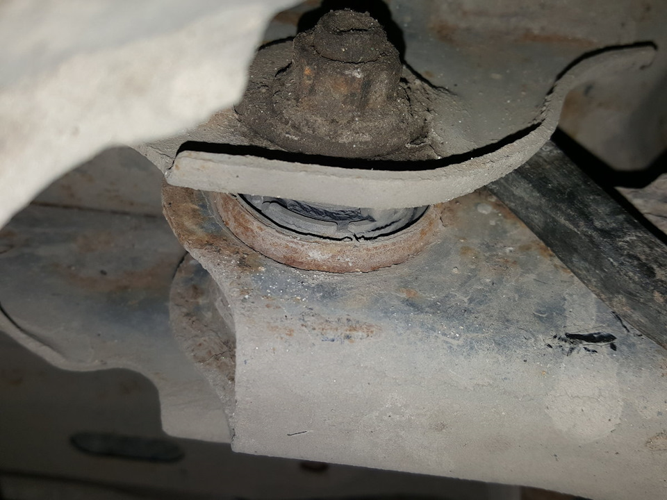 Замена сайлентблоков задних продольных рычагов — Mazda 6 (2G) GH, 2 л ...