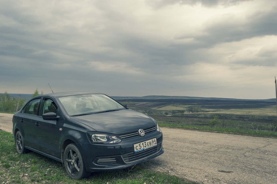 VW Polo sedan серый