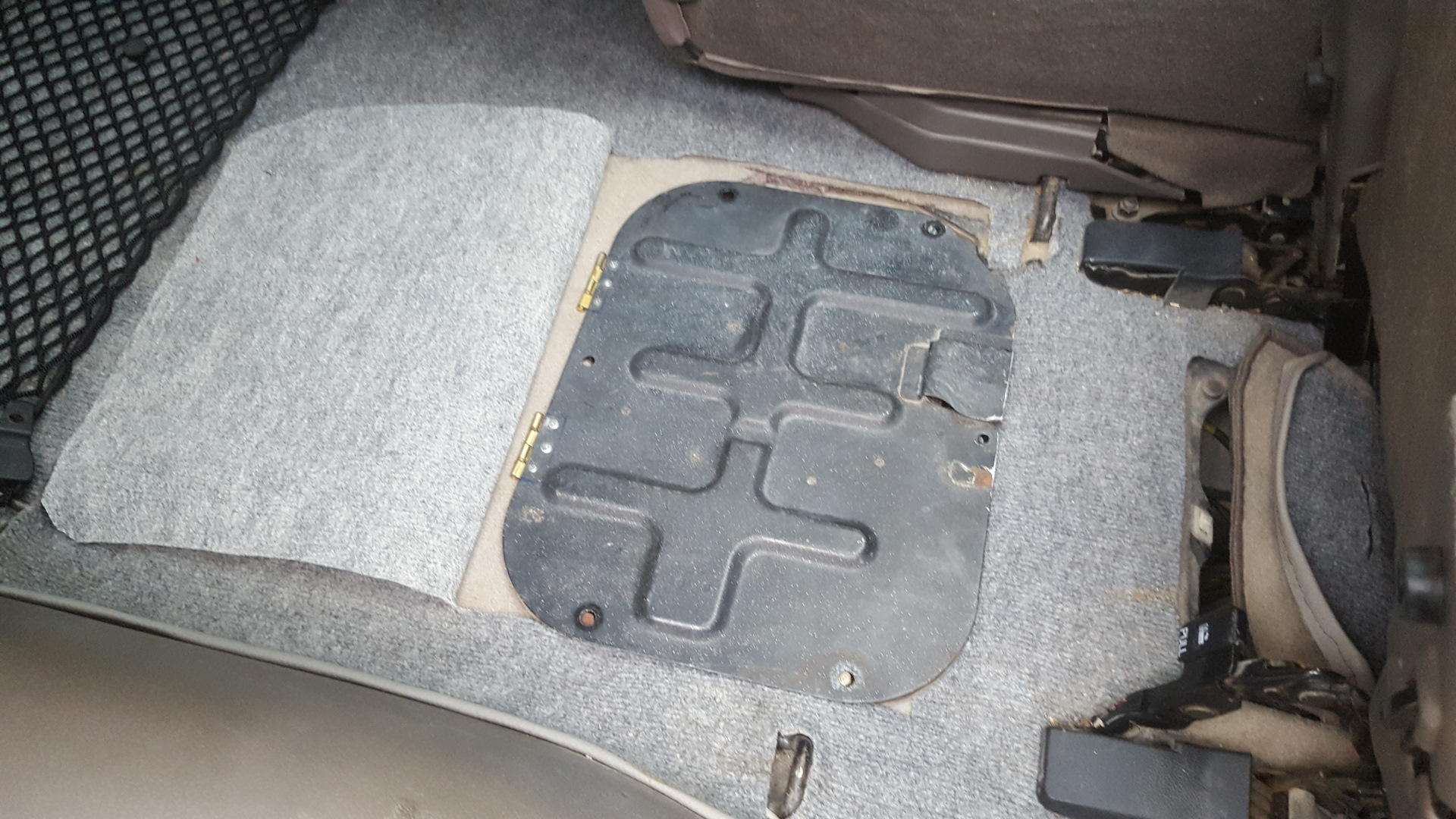 Toyota yaris hybrid battery 12v. Под задними сиденьями. Под задними сиденьями. Уаз патриот салон задние сидения. Toyota prius c battery 12v.