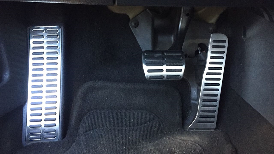 Подставка под левую ногу. Подставка под левую ногу. Накладка под левую ногу водителя пежо 408. Подставка под левую ногу. Накладки педалей mitsubishi outlander xl.