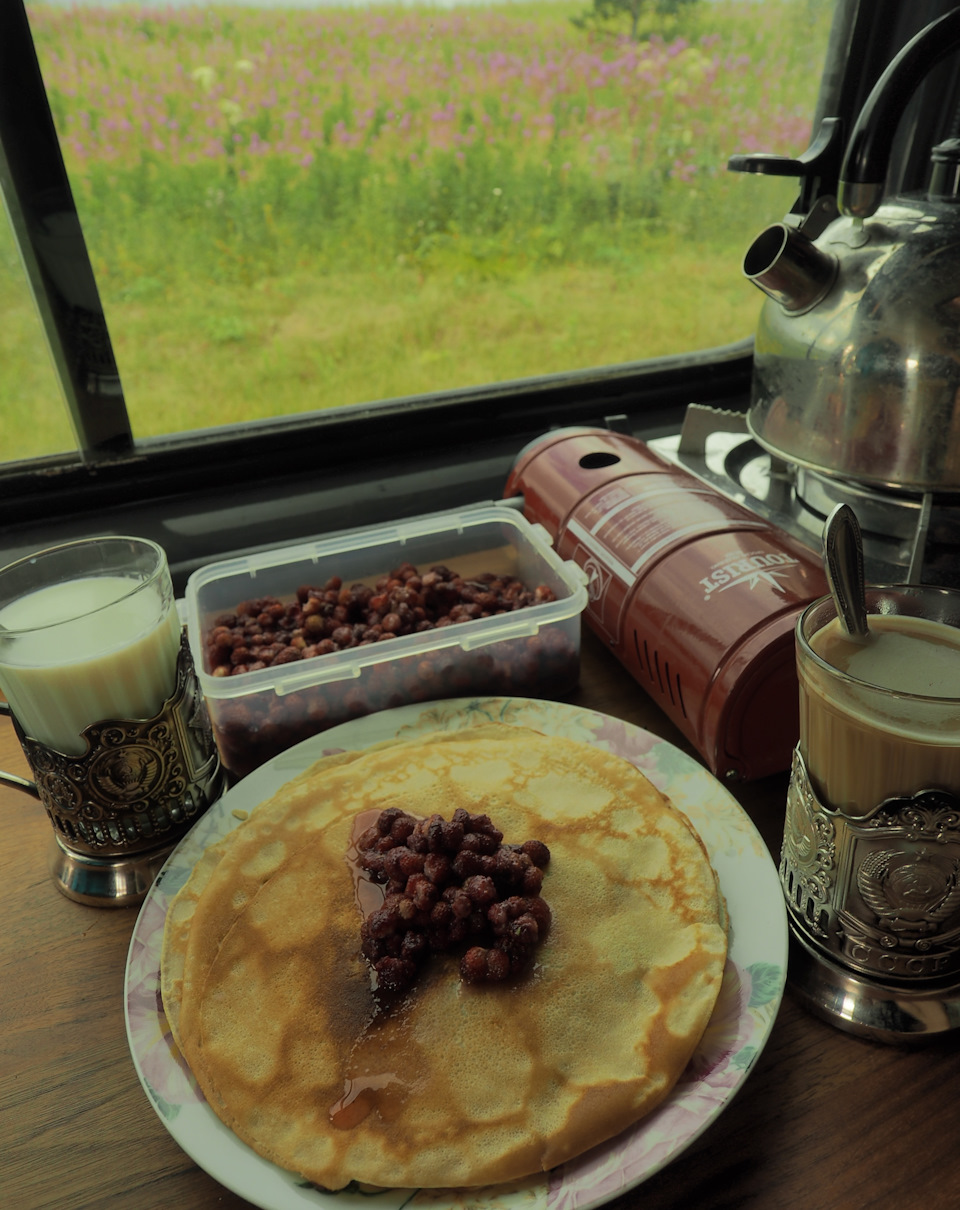 Всё по-честному — жена создаёт в доме уют, поддерживает порядок, печёт блины, варит супы, развлекает мужа беседами, да подбадривает словом добрым. А муж не даёт жене заскучать, таскает её по лесам, по долам, мир посмотреть, да себя показать, наполняет её жизнь впечатлениями) Так и живём) — ГАЗ Соболь