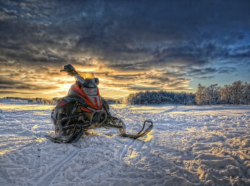 Зима горы снегоход