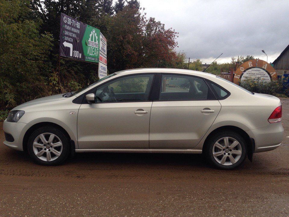 Тонировка поло. Тонировка 50% Volkswagen Polo sedan. VW Polo sedan тонировка в круг 50%. Поло седан -50 в круг. 50 Тонировка в круг Фольксваген поло.