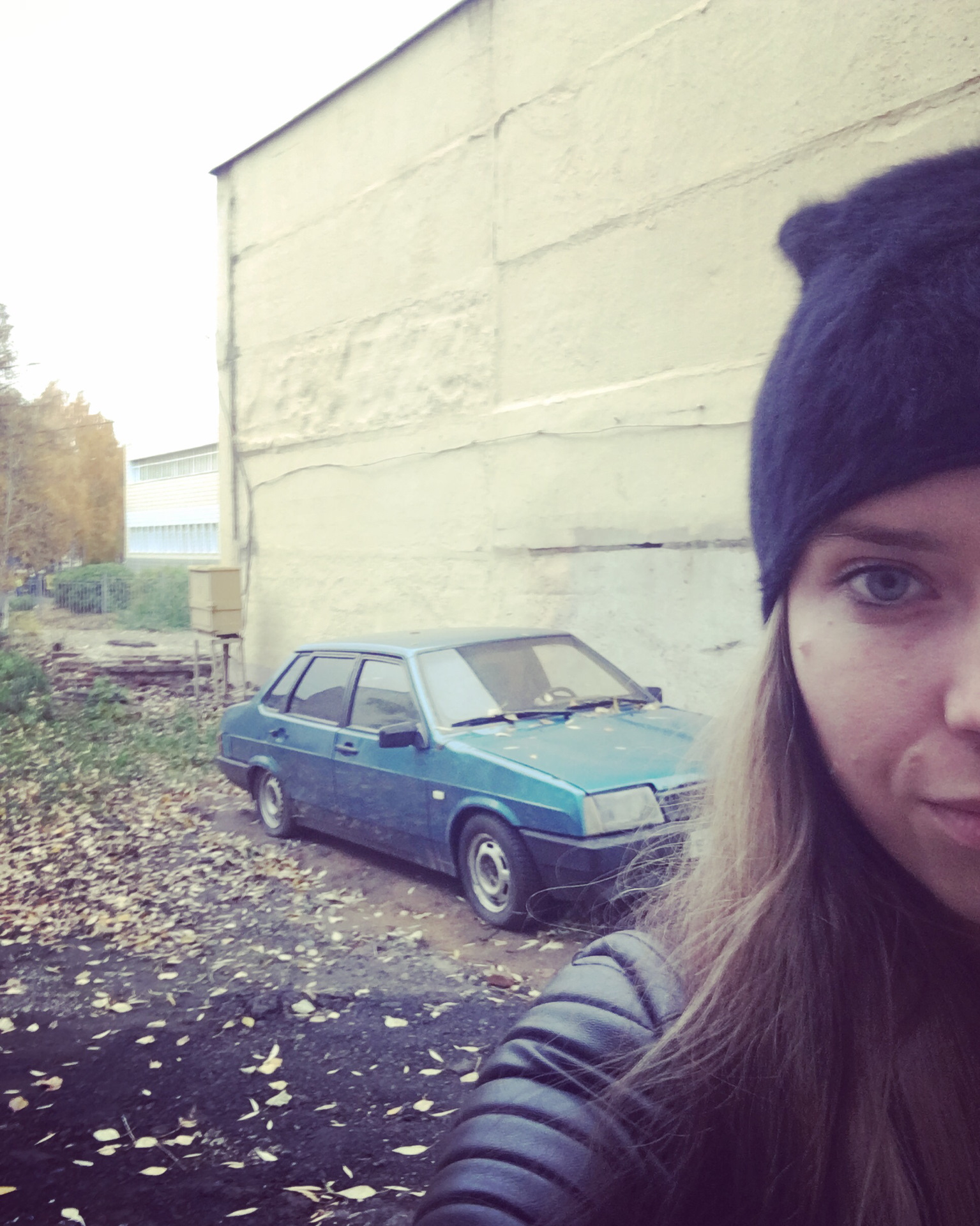 Девушка заливается Девушка заливается